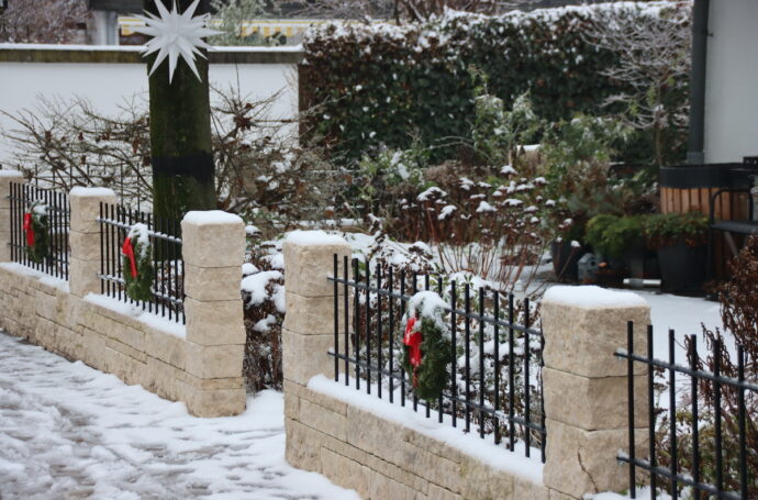 Gartenzaun von Eleo mit Schnee und Weihnachtsdeko